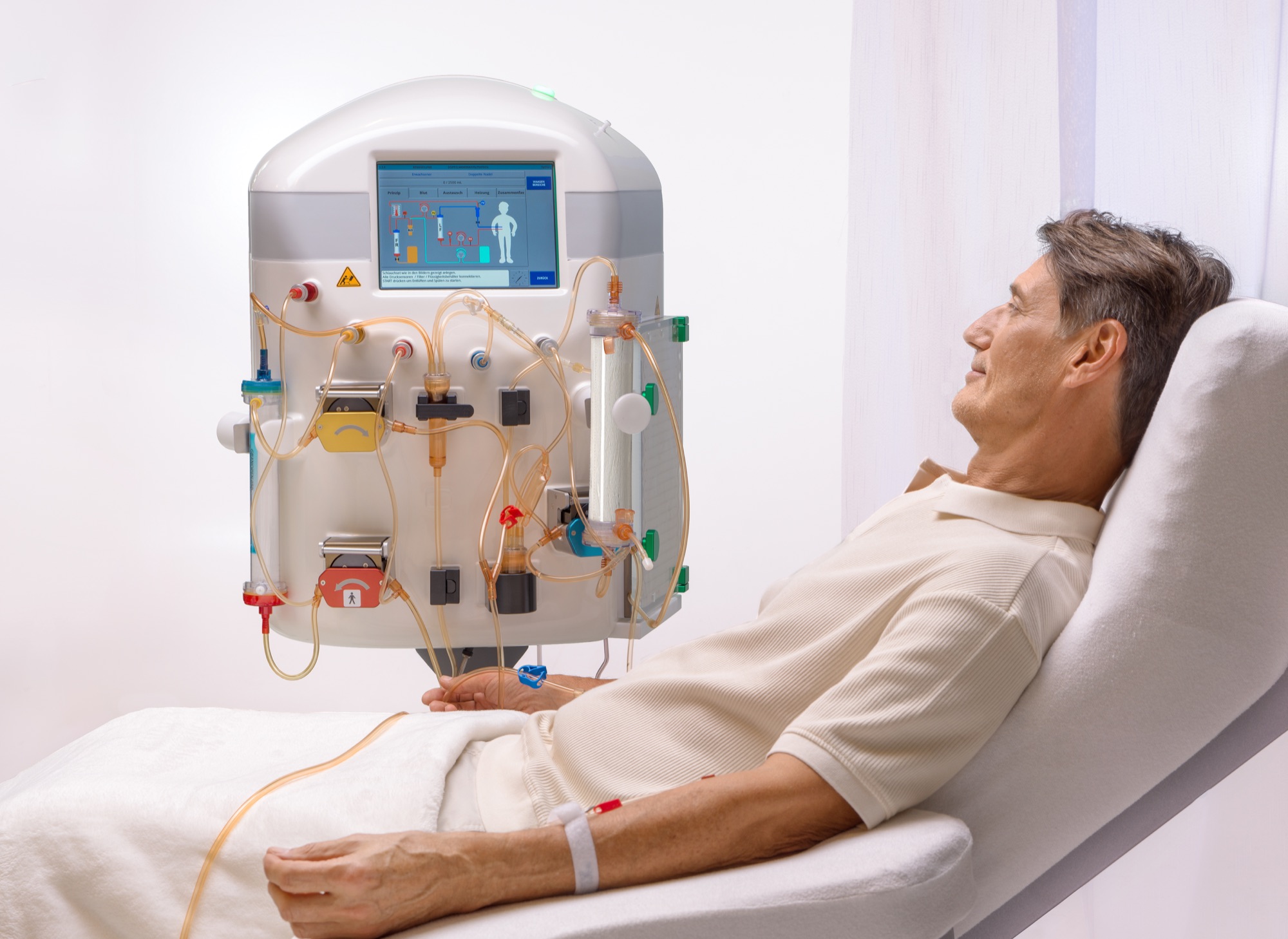 Patient während einer INUSpherese-Behandlung im Behandlungssessel der Praxis